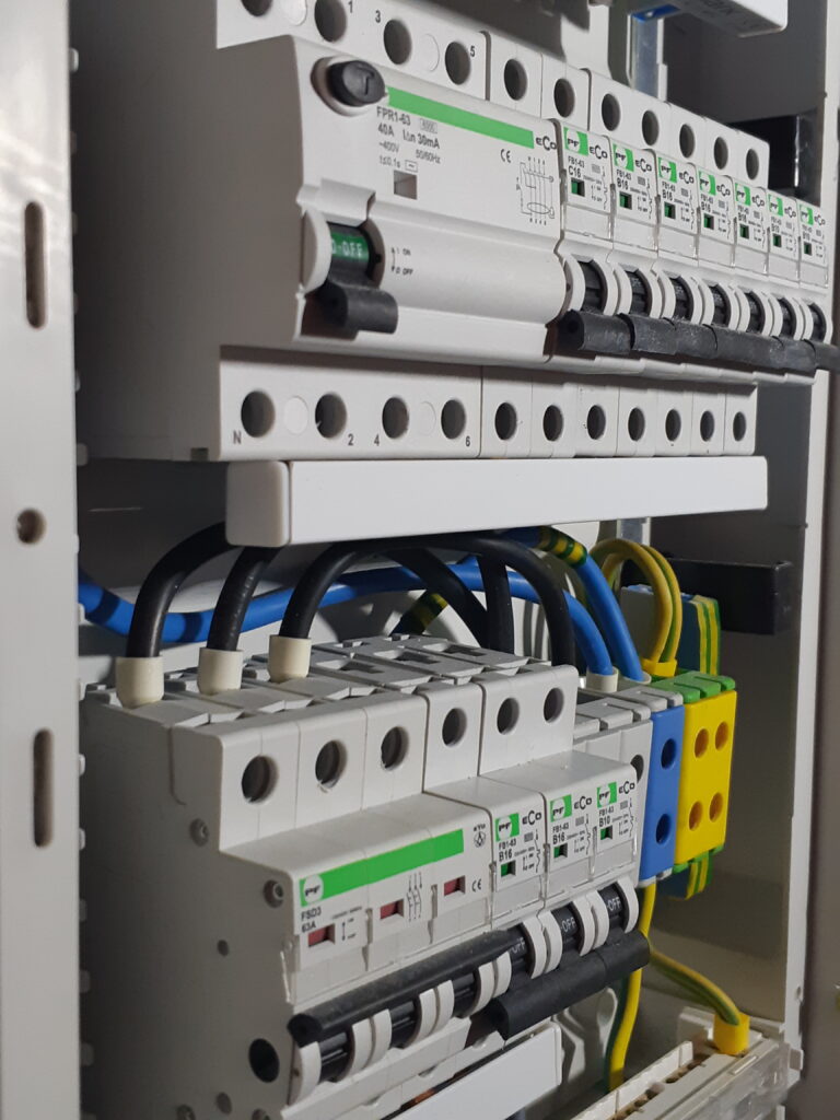alt="Ohutu ja kaasaegne elektrikilp kortermajale"